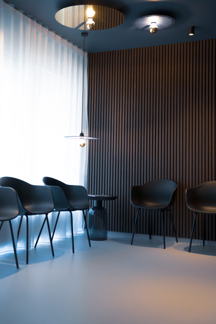 Wartebereich mit Holzvertäfelung