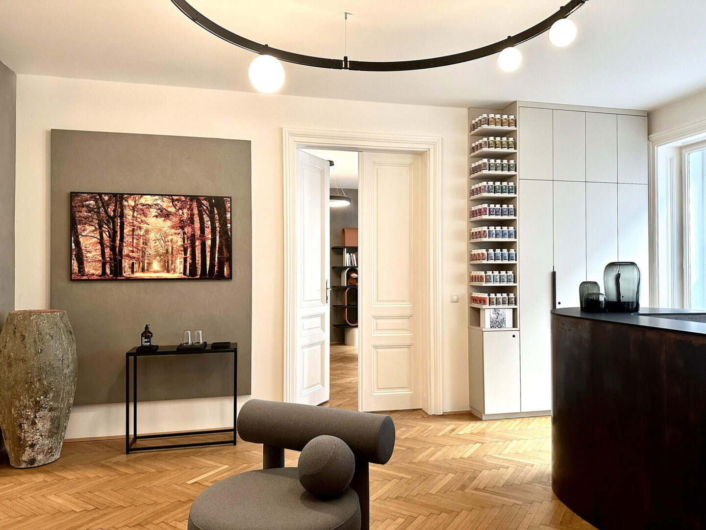 Der Empfangsbereich einer Ordination in Wien, Altbaucharme mit modernen Details.