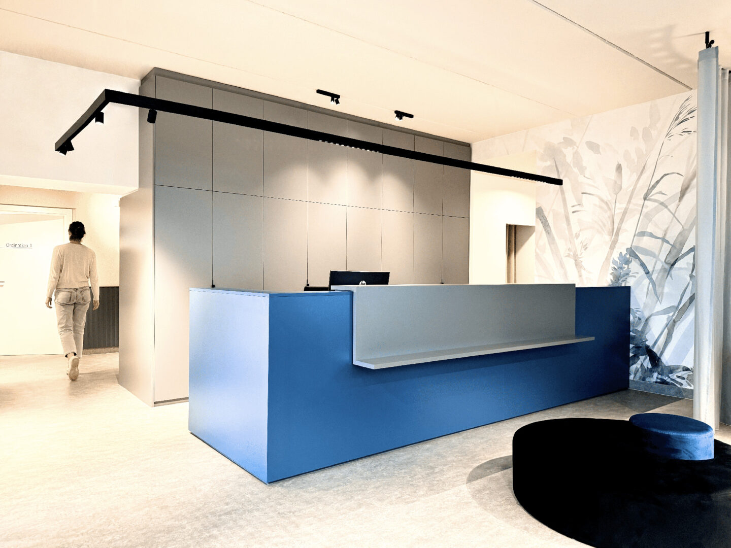 Ordinationsprojekt von fineconnect, Wahlarztpraxis einer Frauenärztin, blauer Empfangsbereich,...