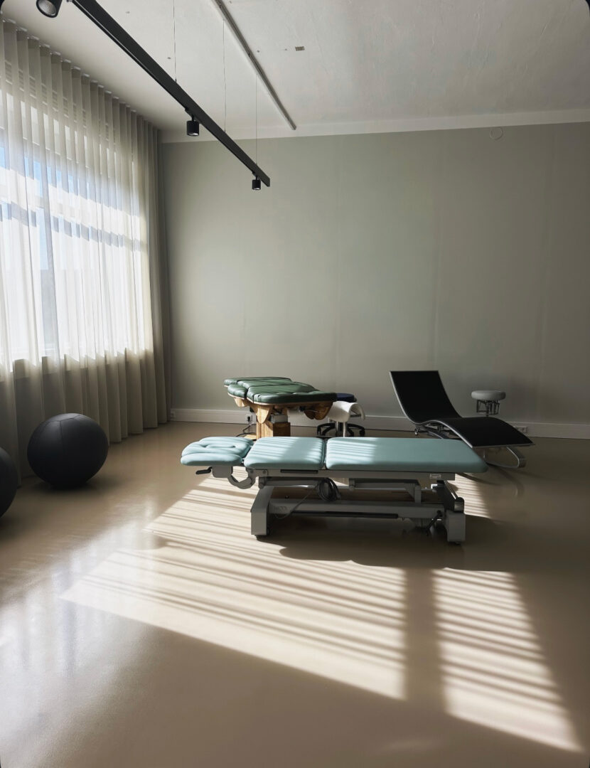 fineconnect Projekt - Ausstattung für eine medizinische Firma, Schauraum, ergonomische Liegen