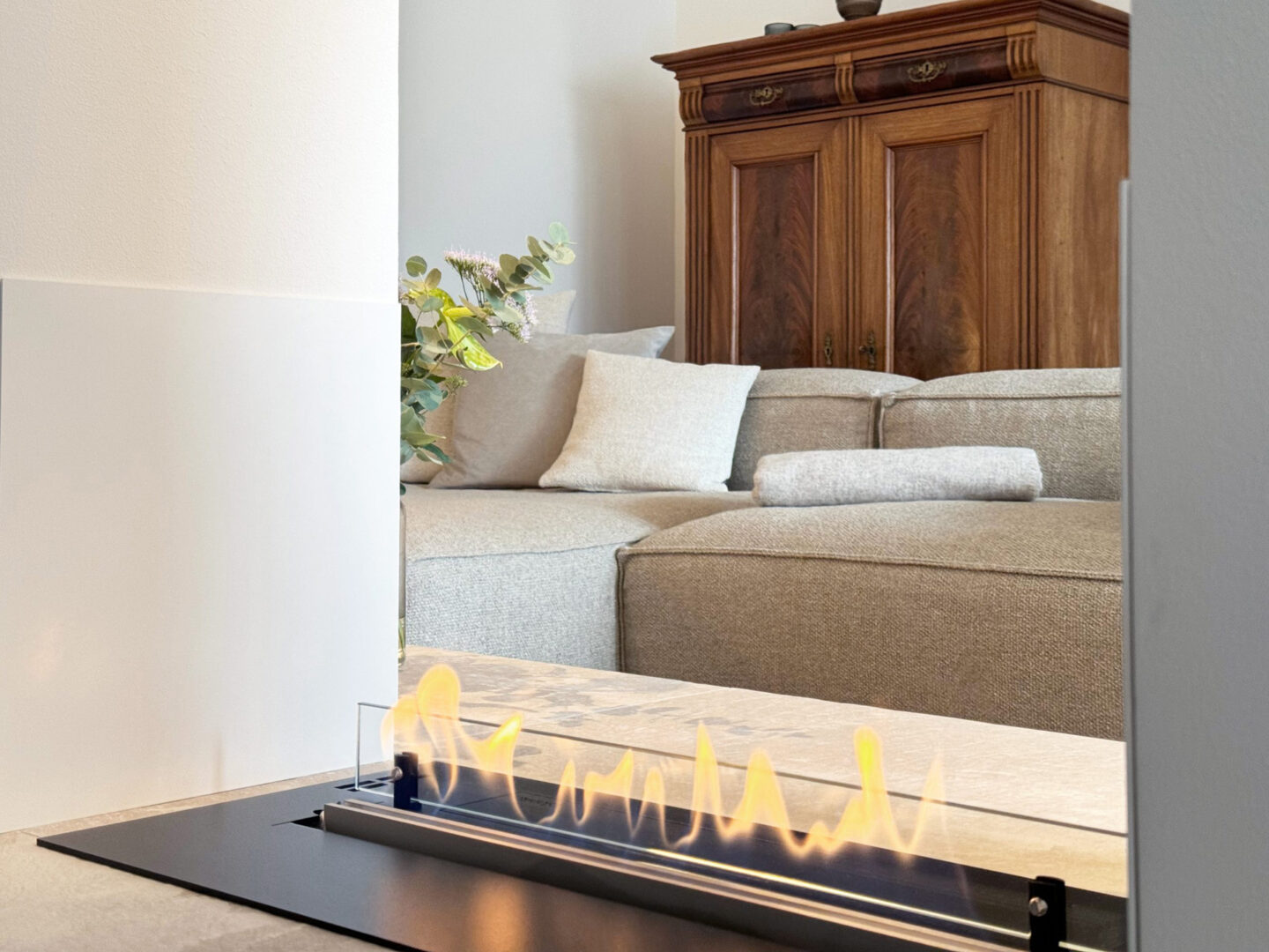 Feuerwand für schöne Stimmung und Blick ins Wohnzimmer