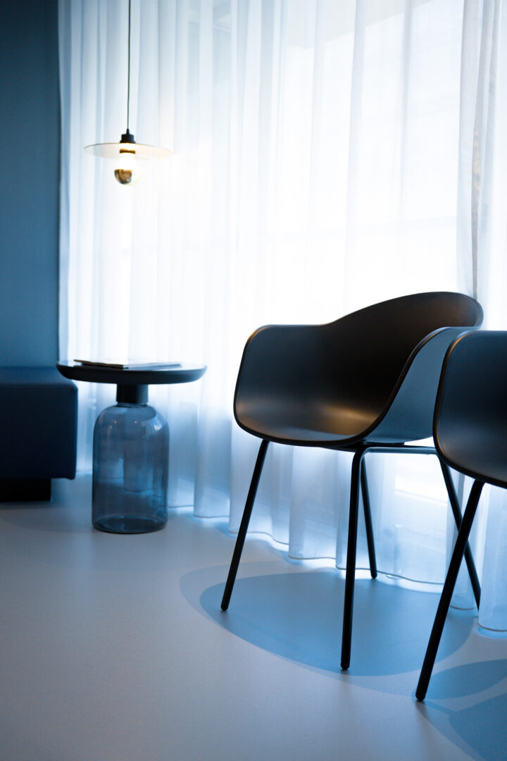 Stilvoller Wartebereich in Arztpraxis, fineconnect