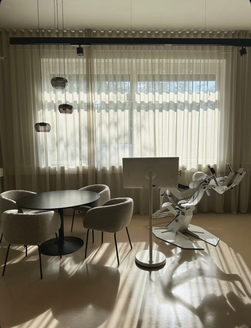 Ausstattung für eine medizinische Firma, Beige, weiß und clean.