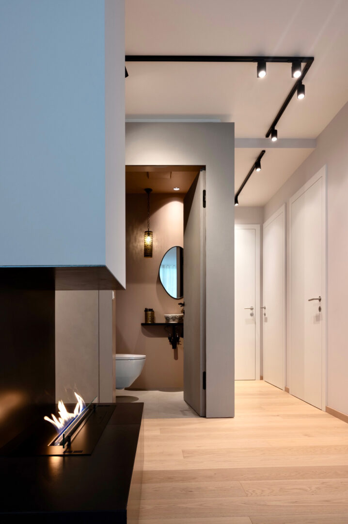 Blick auf Kamin und ins WC