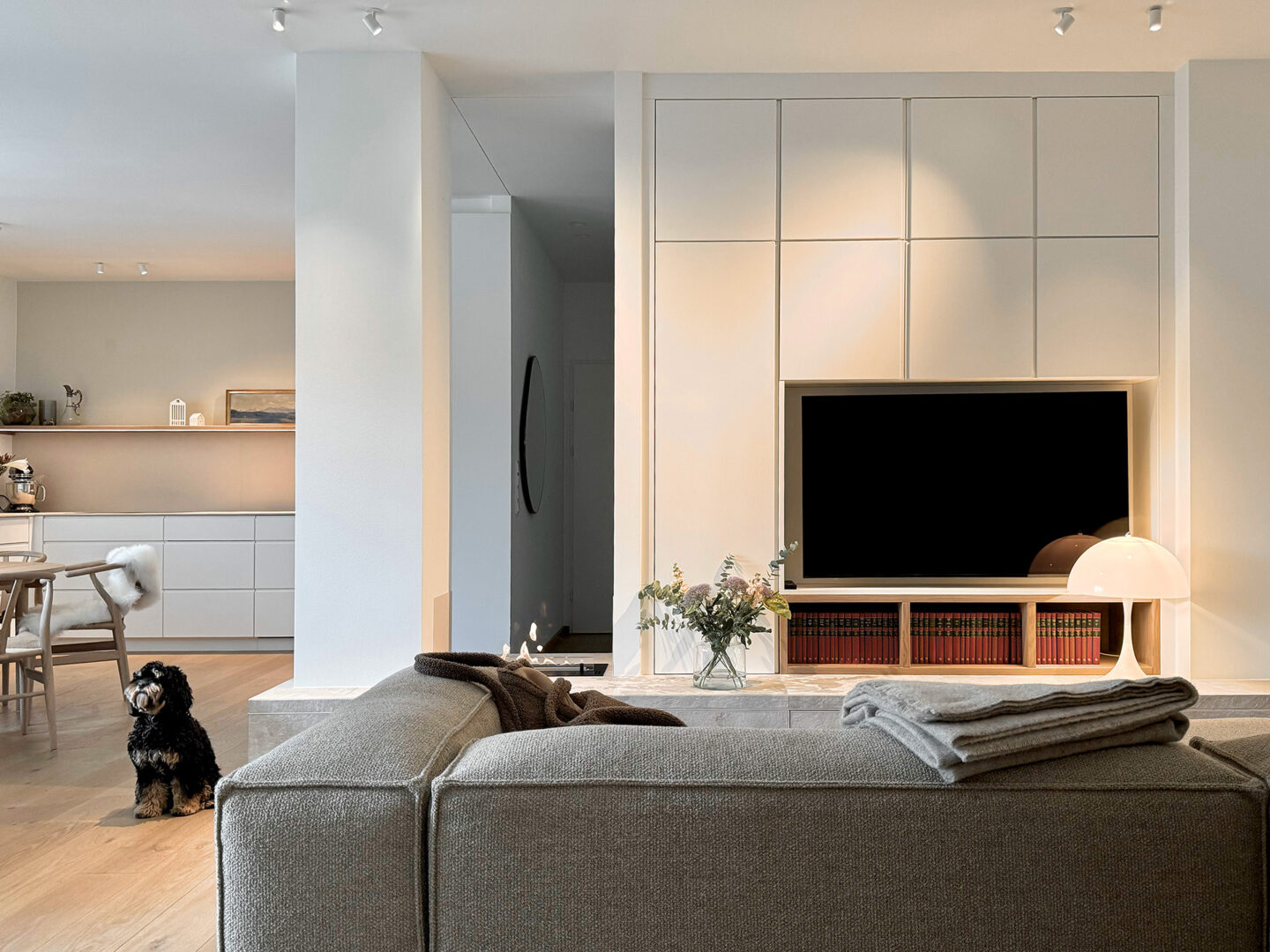 Blick ins Wohnzimmer, Einbauschrank und TV