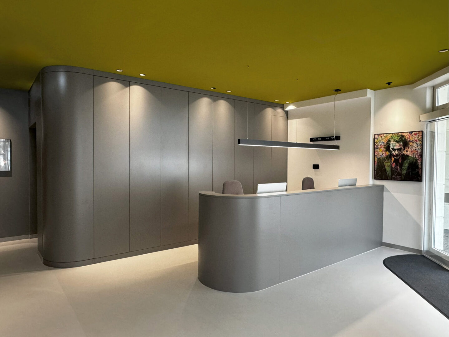 Blick zur Anmeldung in einer Arztpraxis für Chirurgie, Wien. Umgesetzt durch fineconnect