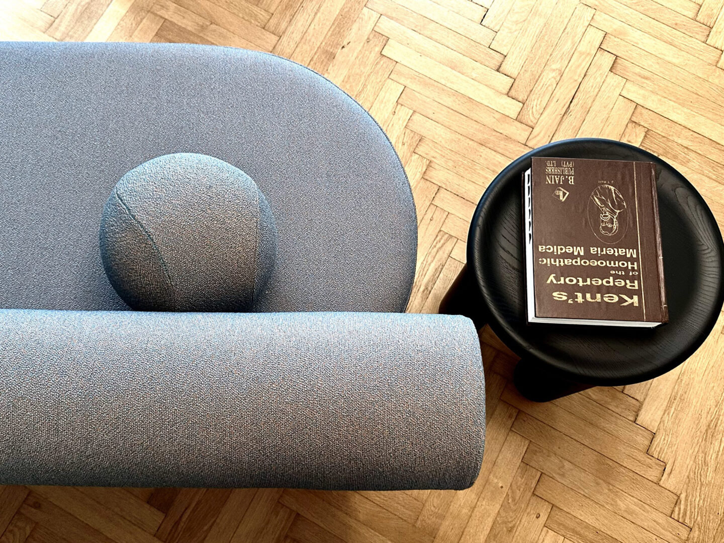 Detailfoto, Sofa und Hocker mit Buch, Ordination in Wien, fineconnect