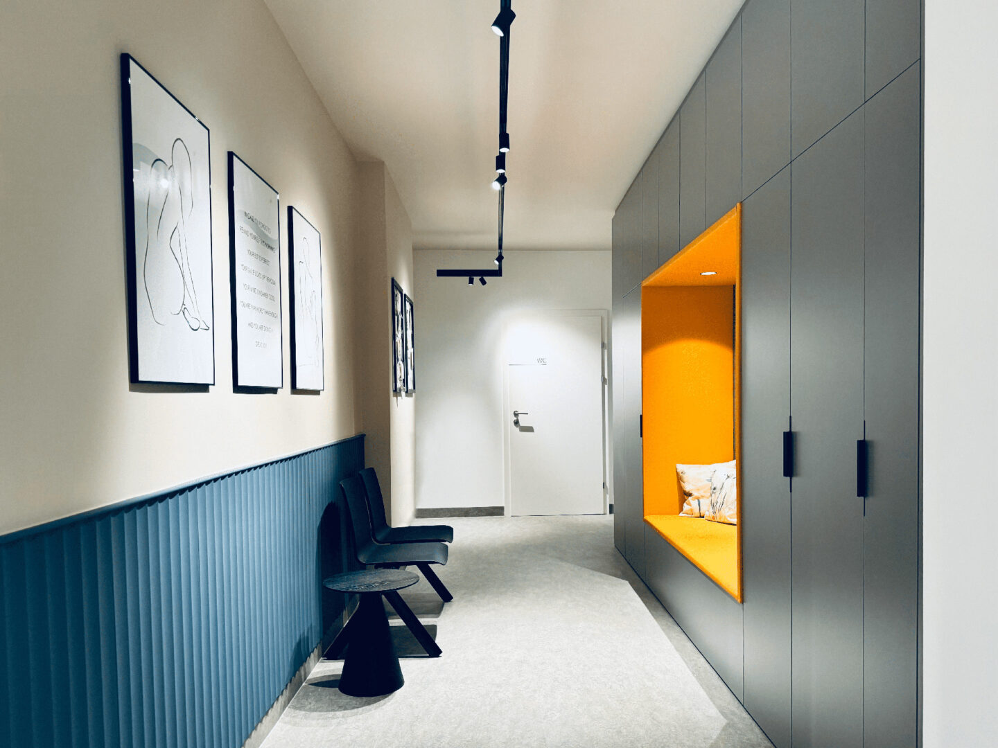 Rückzugsnische für wartende Patientinnen. Wohlfühl-Atmosphäre in Praxis in Neunkirchen.