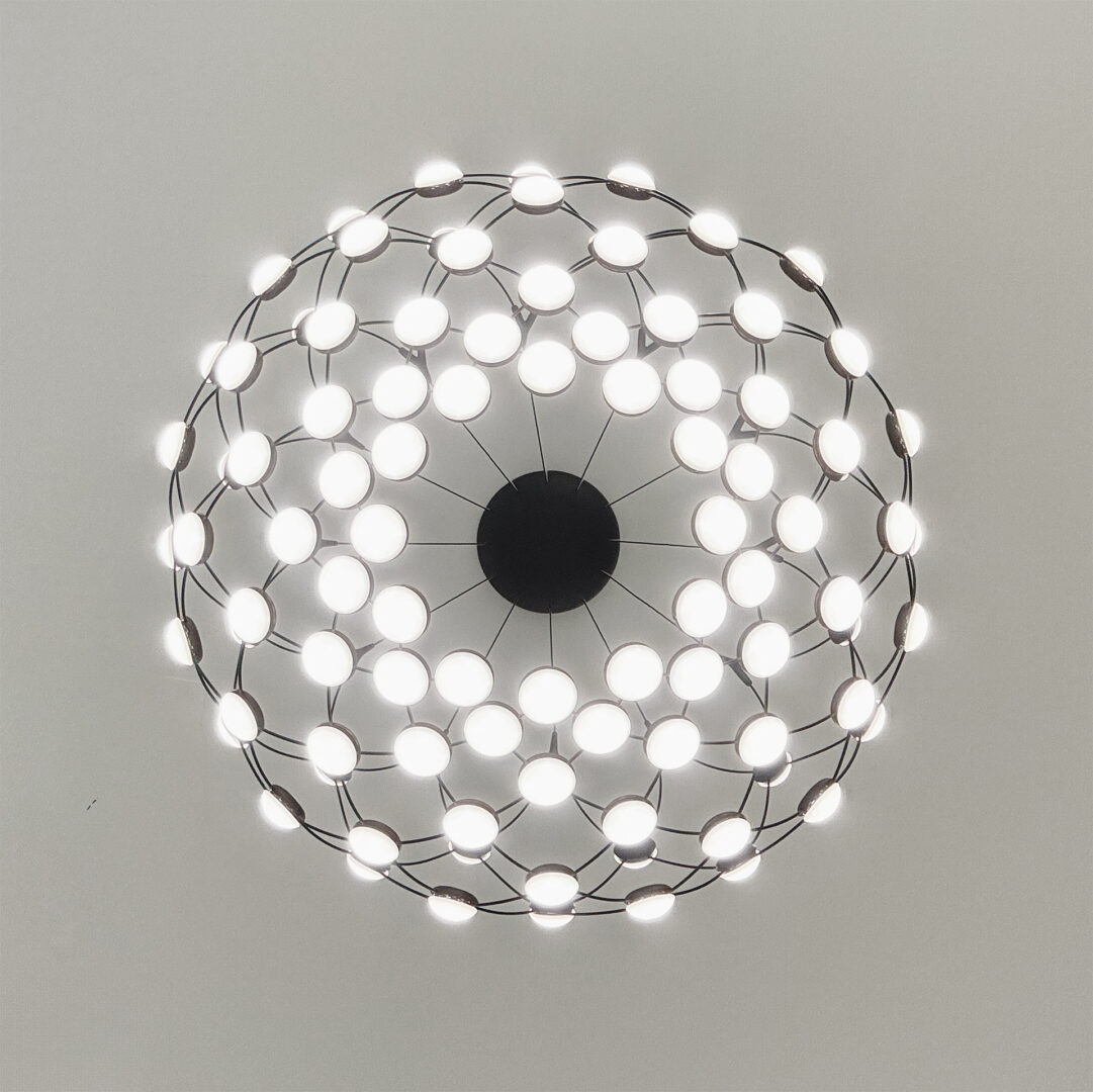 Ordinationsplanung by fineconnect: moderne eindrucksvolle Lampe in Jugendstilhaus-Ordination