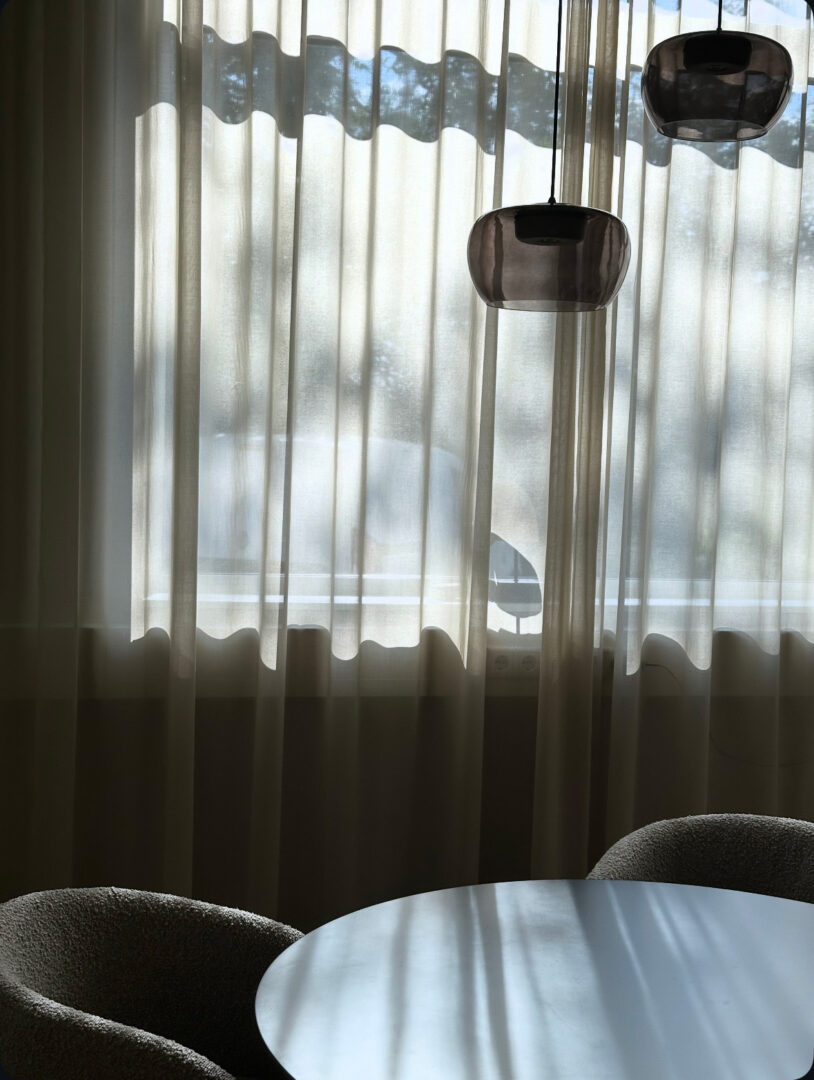 Medizinische Ausstattung für die Firma MedCompany, runder Tisch mit Stühlen und Hängelampen