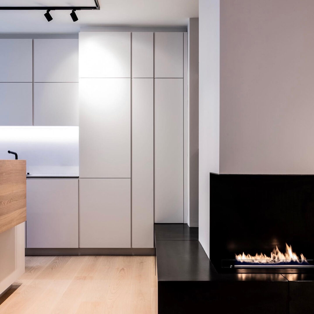 Stilvolle weiße Küche mit Kamin