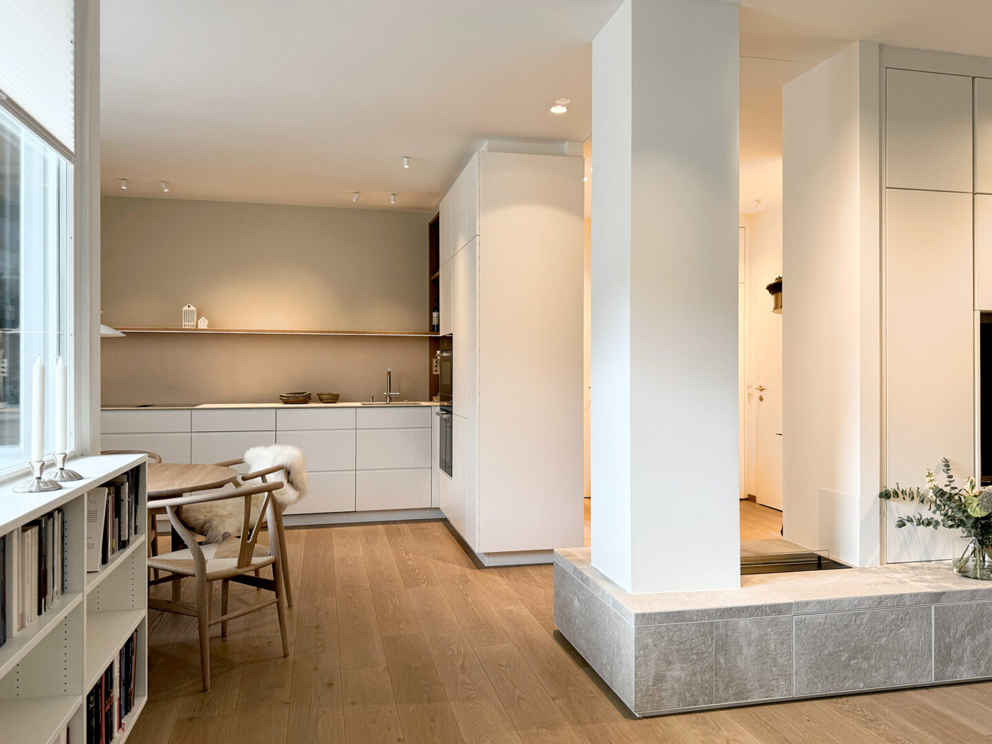 Küche in weiß und mit stilvollen sandigen Tönen.