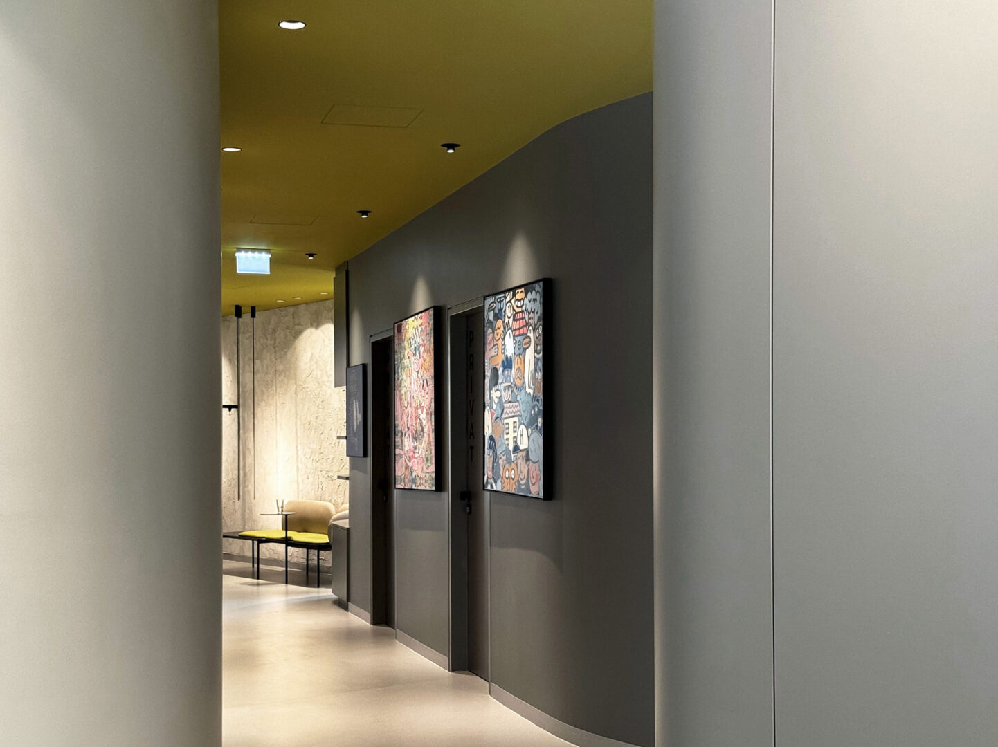 Gang einer Arztpraxis mit gelber Decke. Wien