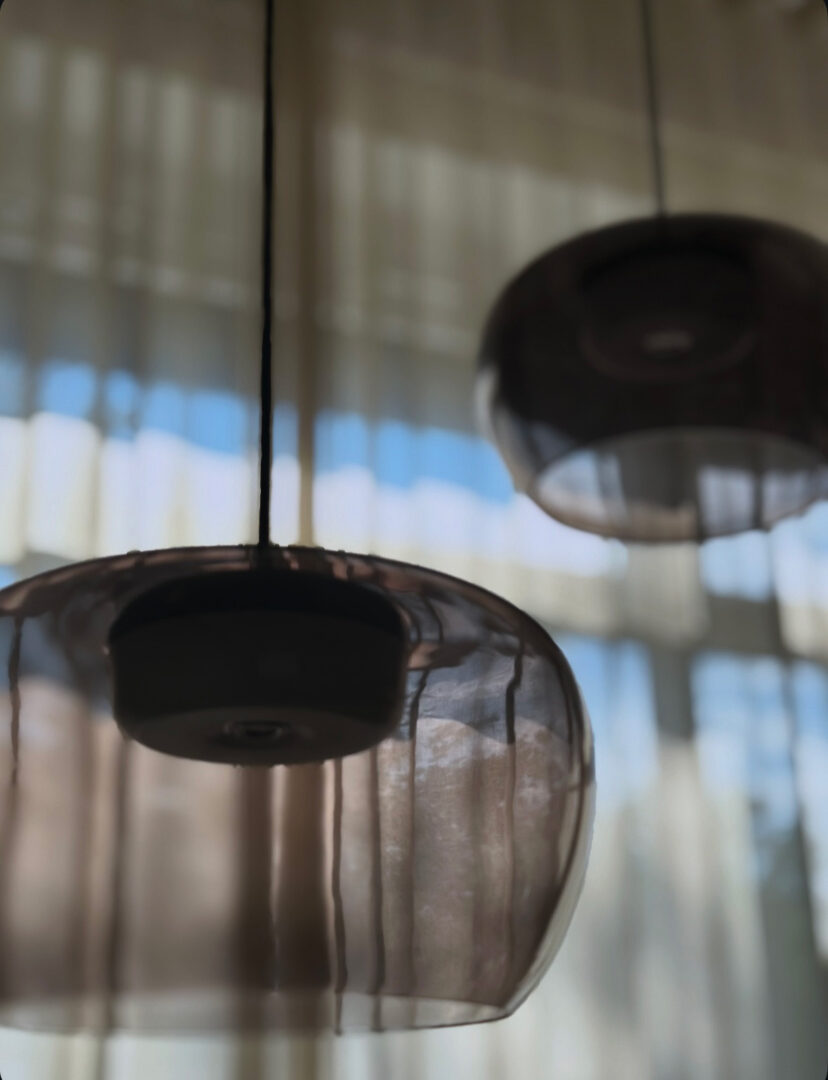 Ausstattung für eine Medizinische Firma, Stilvolle, mutige Hängelampen