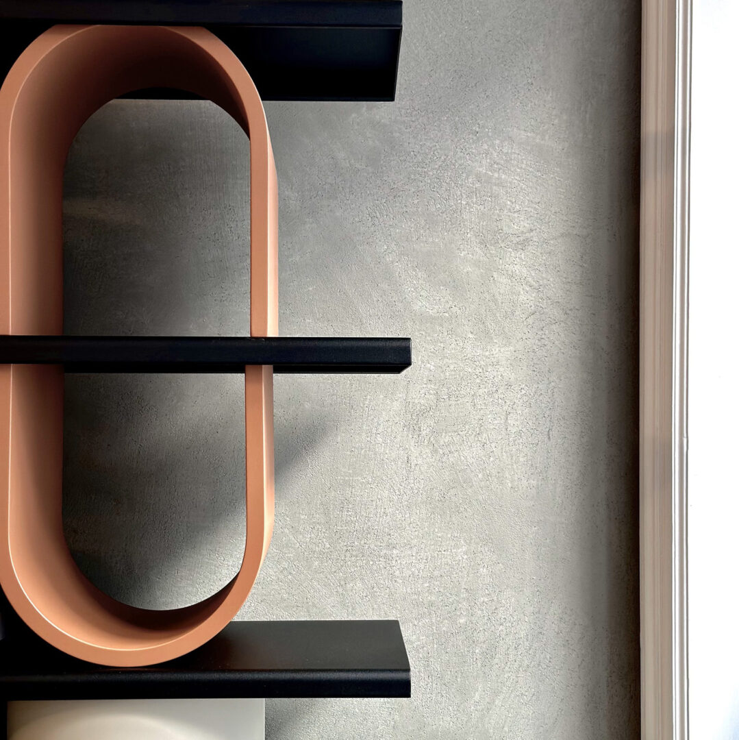 Allgemeinmedizinische Praxis, Formen und Balance im Fokus, Regal mit Formen.