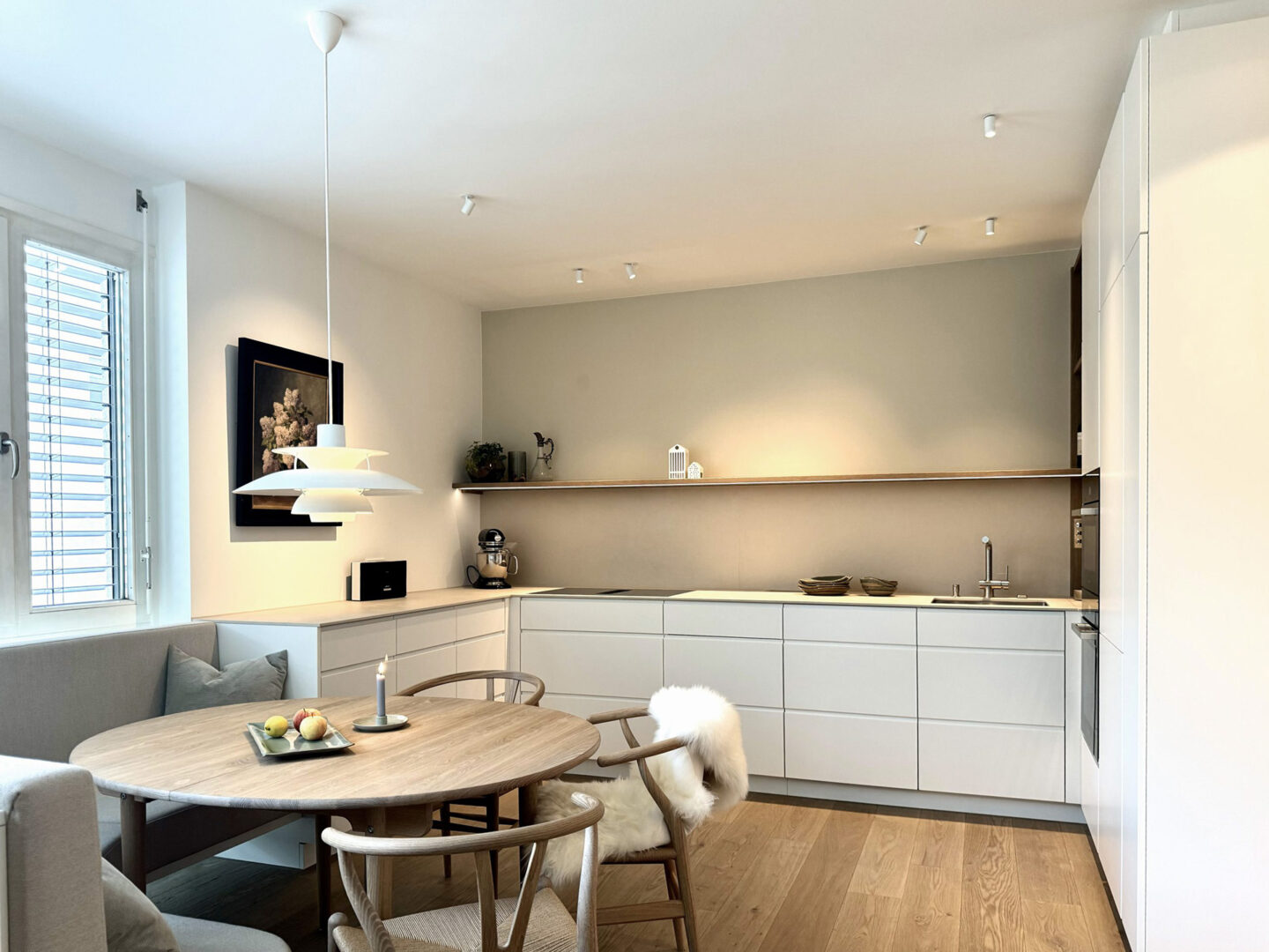 Wohnungsprojekt Inneneinrichtung Küche mit Essecke