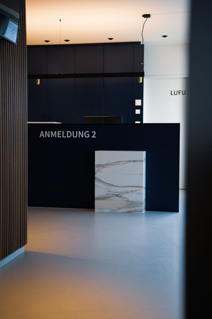 Anmeldung Wartezimmer, Arztpraxis geplant von fineconnect, dunkle Blautöne mit weiß