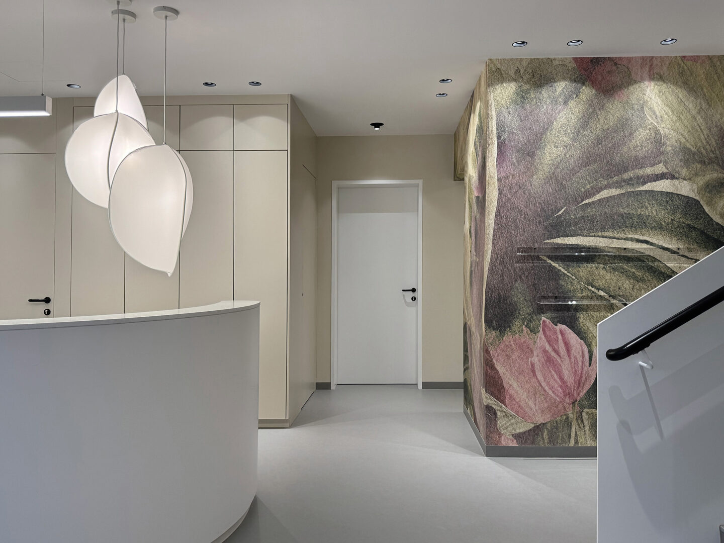 Arztpraxis-Ausstattung von fineconnect, helles Flair, Blütentapete