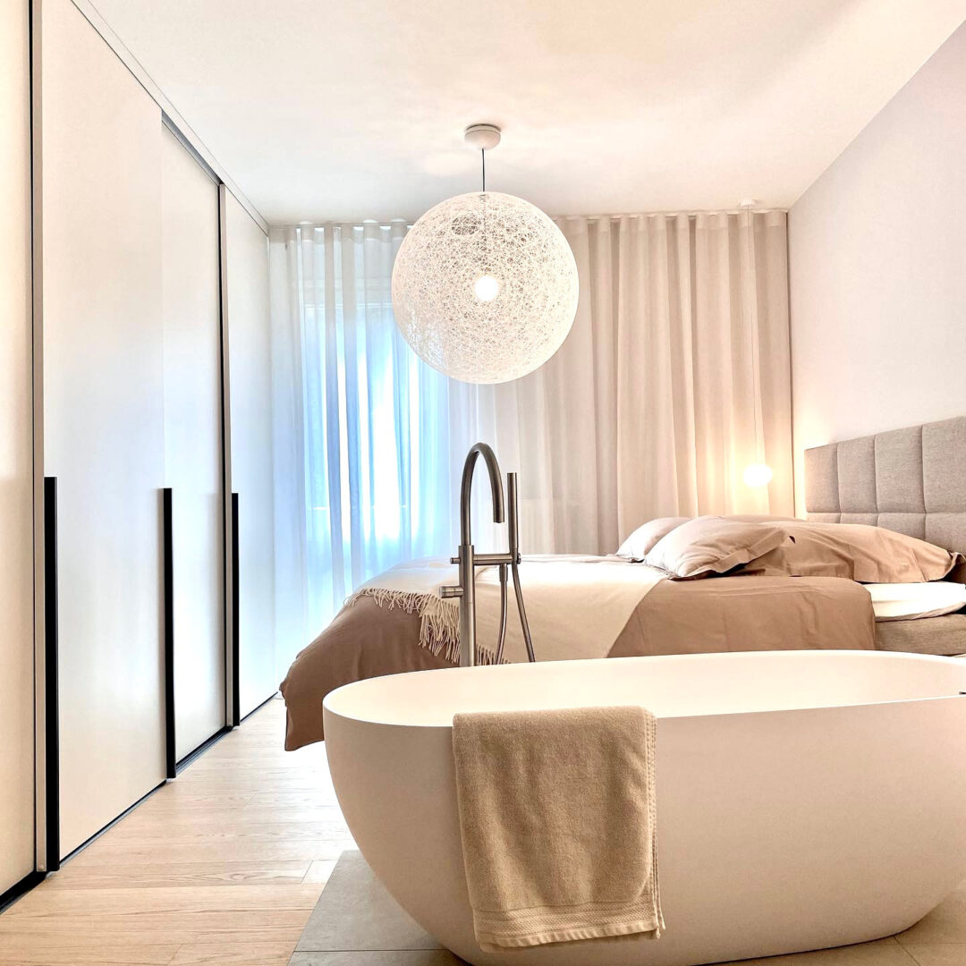 Wohnungsprojekt Innenarchitektur, freistehende Badewanne, eindrucksvolle Lampe