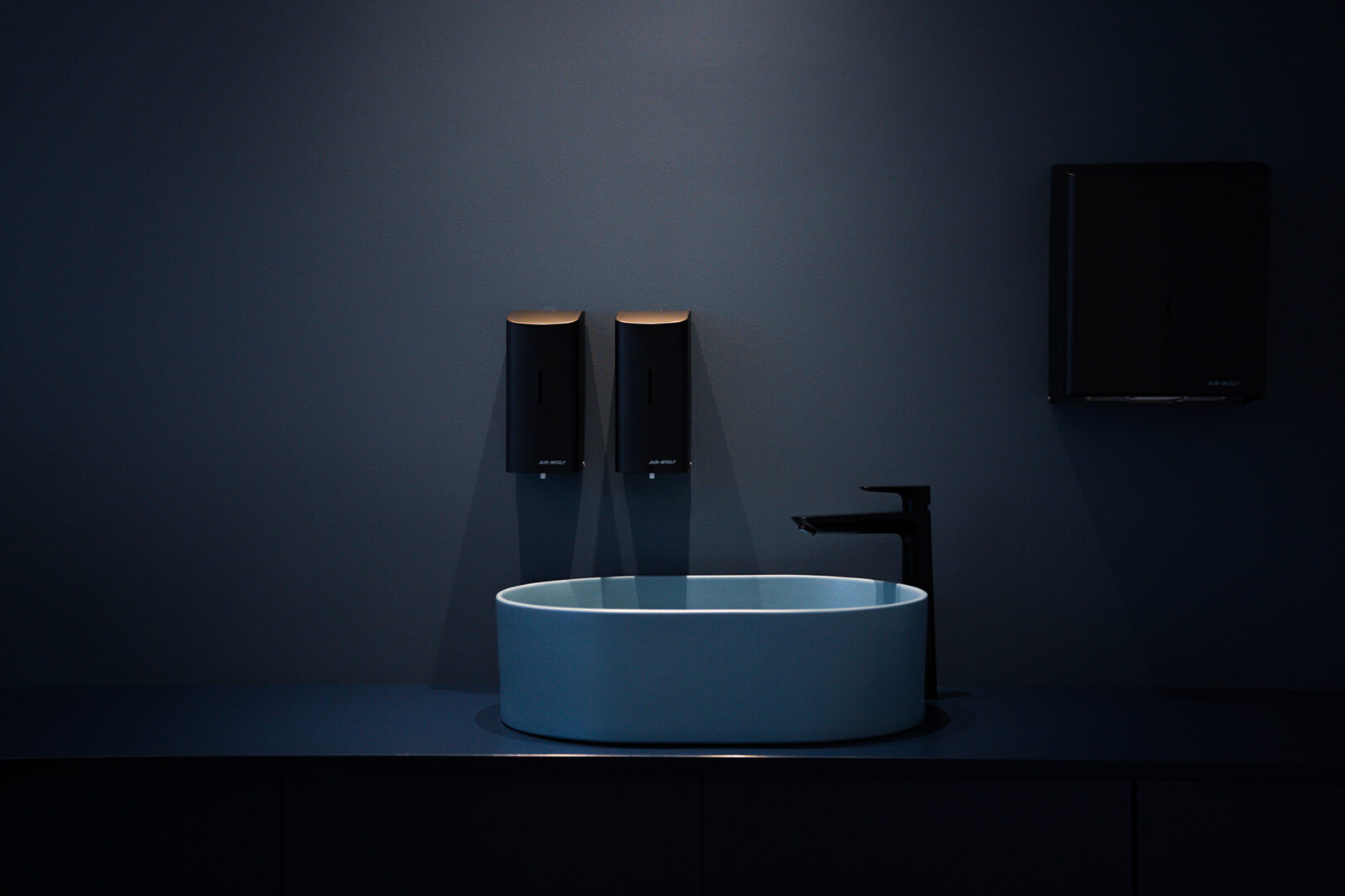 Schwarzer und dunkler Waschbereich mit Stil, Ordinationsprojekt fineconnect