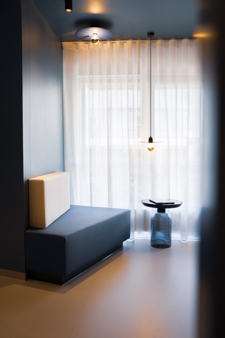 Fachärztin für Lungenkrankheiten, Ordination, Blick in das Wartezimmer, fineconnect Ordinationsplanung