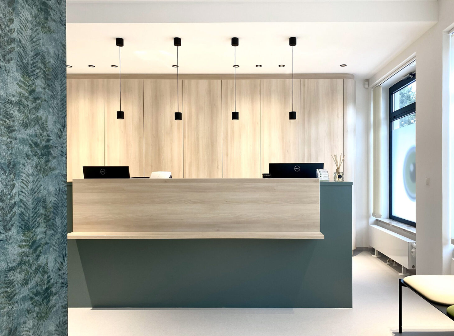 Ordinationsplanung mit Konzept - Empfangsbereich einer Augenarzt-Praxis.