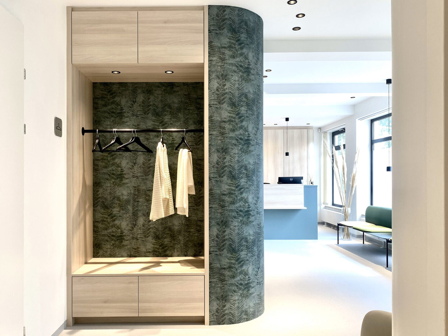 Garderobe eines Augenarztes, fineconnect Ordiaustattung
