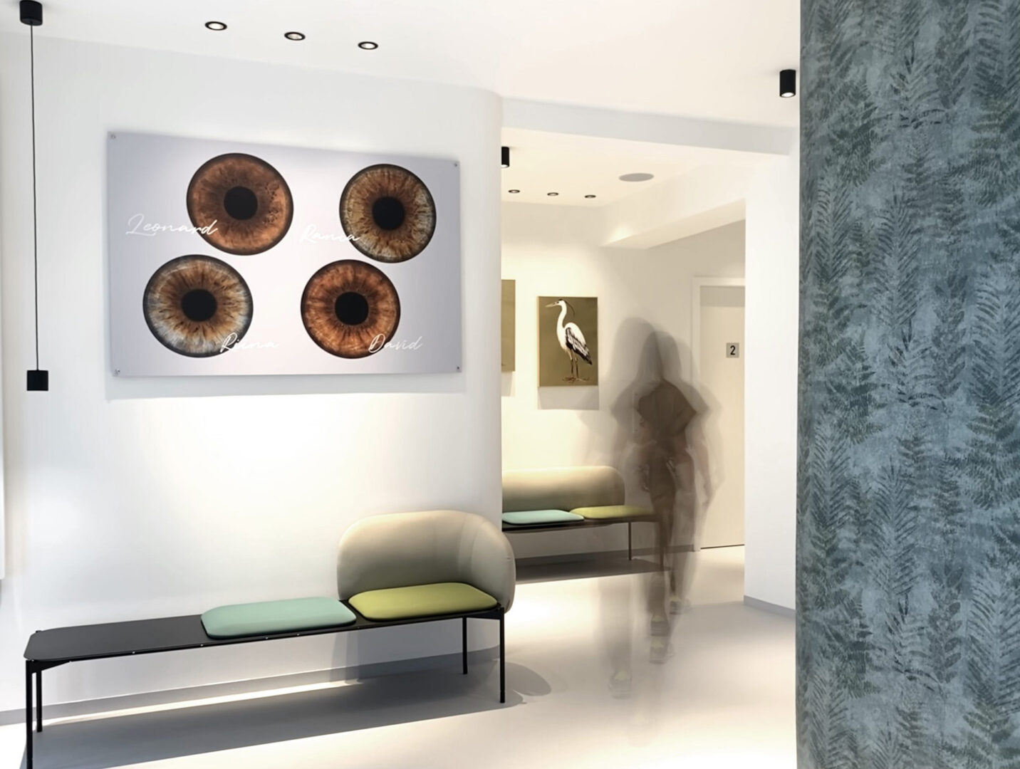 Ordinationseinrichtung für einen Augenarzt, hell, freundlich und mit Farbakzenten