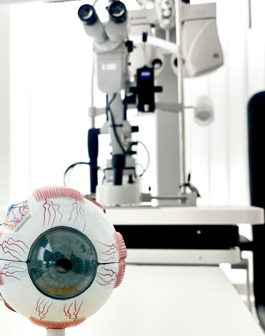 Ausstattung für einen Augenarzt, am Bild, das Auge und medizinische Geräte und Messgeräte im Hintergrund