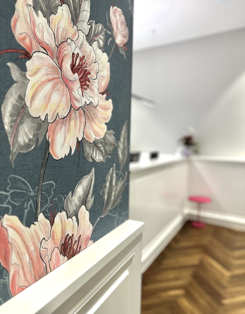 Detailfoto der floralen Tapete, welche f&uuml;r das ganze Design der Ordination herangezogen wurde.