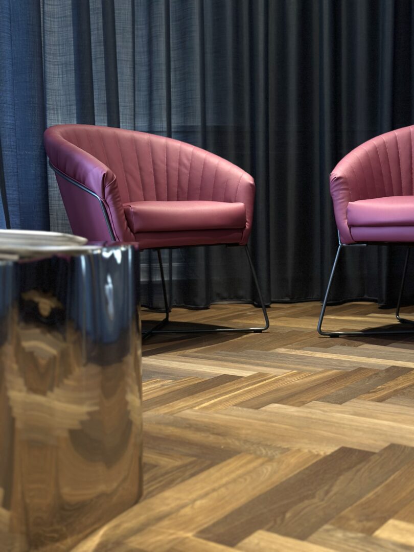 Wartebereich einer modernen Ordination für Gynäkologie und Geburtsheilkunde. Blick in eine Koje des Wartebereichs.