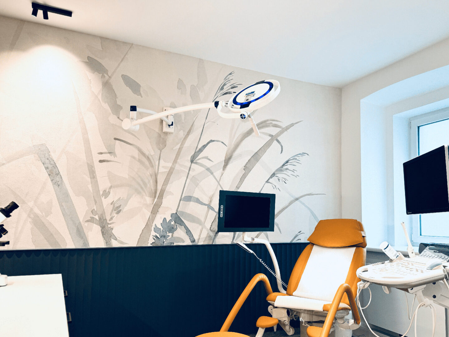 Ordinationsprojekt von fineconnect, Blick in den gynäkologischen Behandlungsraum, Wahlarztpraxis in Neunkirchen