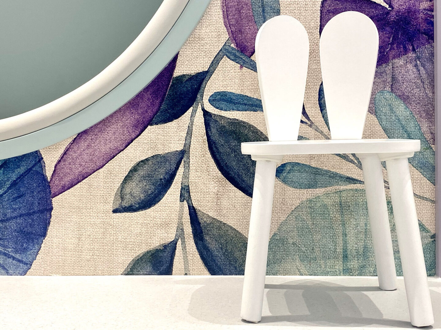 Arztpraxis Ausstattung durch fineconnect, Projekt: Kinderärztin, Blick auf eine bunte Tapete und Hocker mit Hasenohren