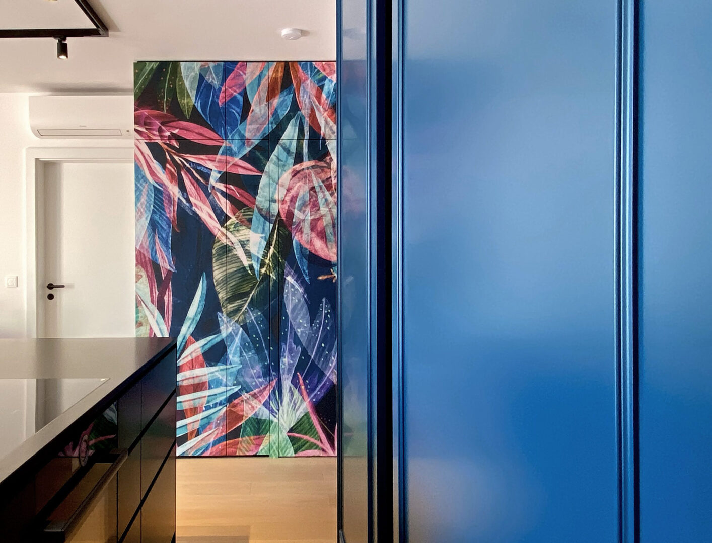 Loft-Wohnung mit Mut zur Farbe, blaue Fronten und Muster-Tapete